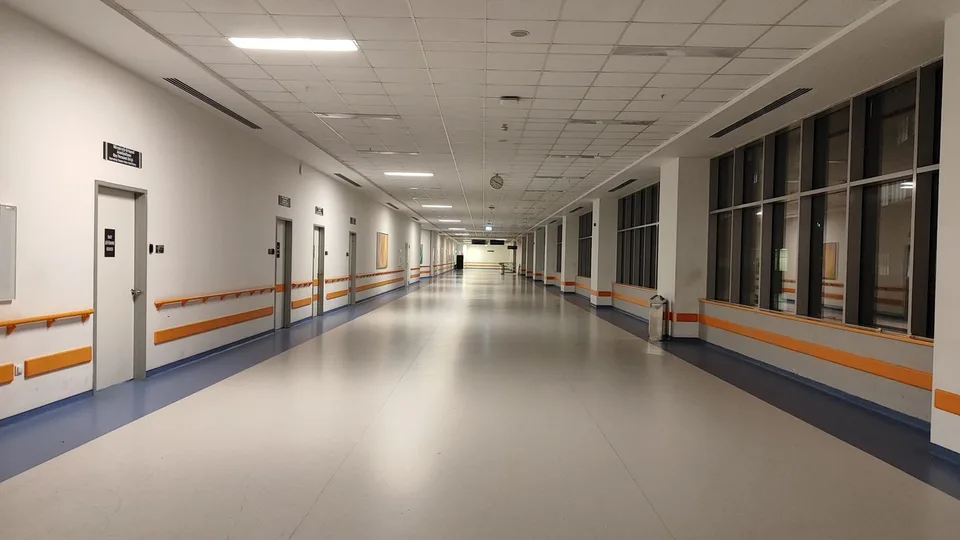 Corredor de una institución hospitalaria en Ankara; fotografía editorial