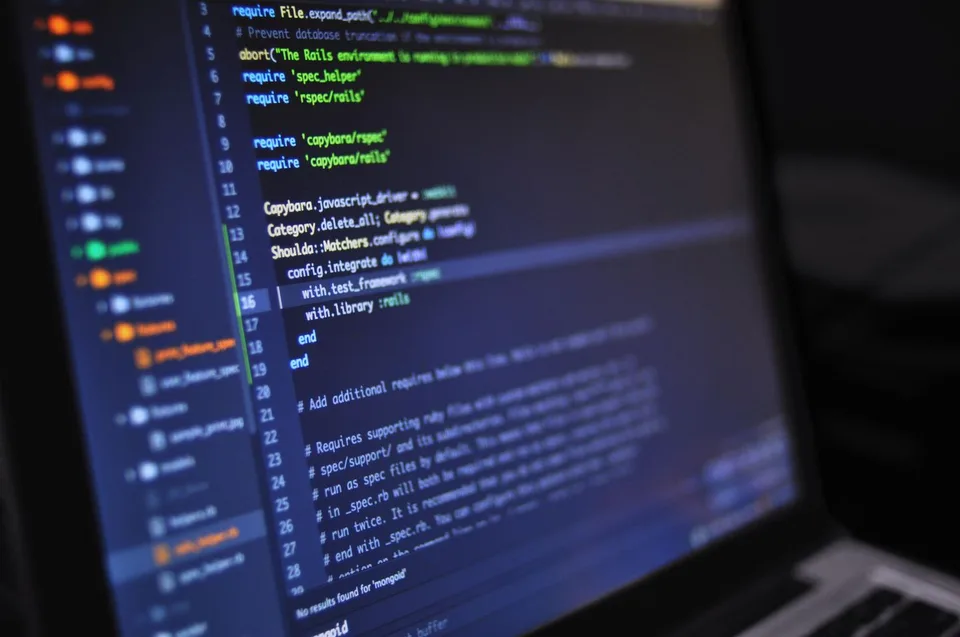 Código de software en una pantalla; fotografía editorial