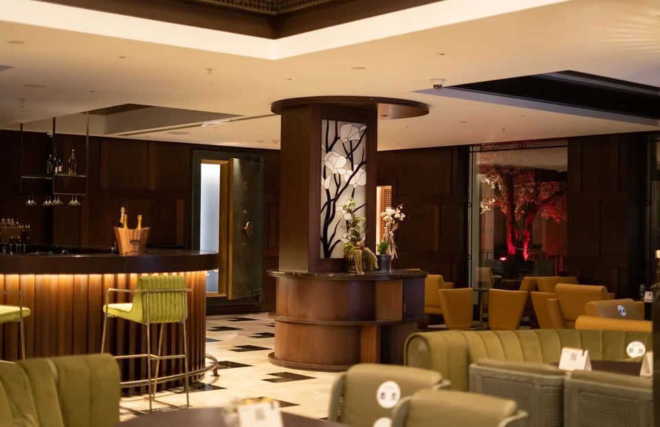 Zona de atención y descanso en un hotel de Estambul; fotografía editorial